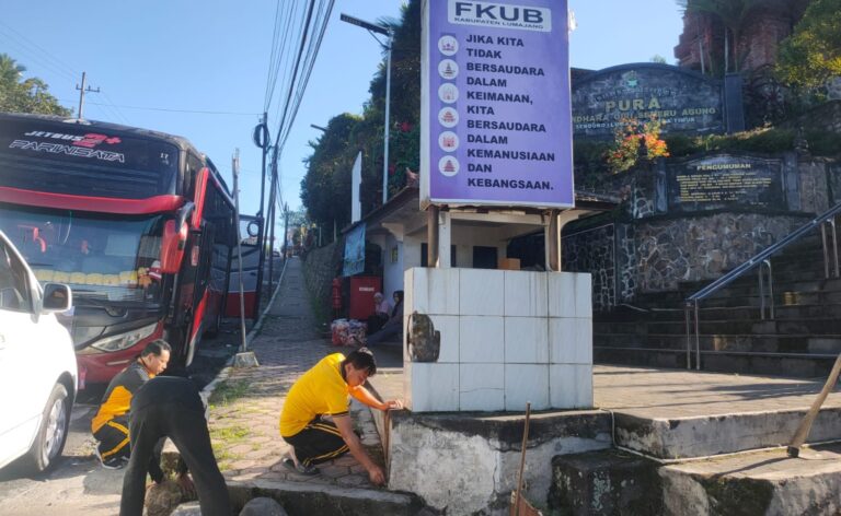 Polres Lumajang Gelar Bakti Religi Bersihkan Sejumlah Tempat Ibadah Sambut Hari Bhayangkara ke-80