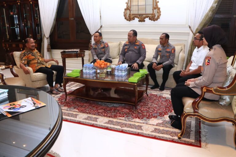 Sambut HUT Bhayangkara ke-80, Tim Mabes Polri Anjangsana ke Kediaman Jenderal (Purn) Badrodin Haiti