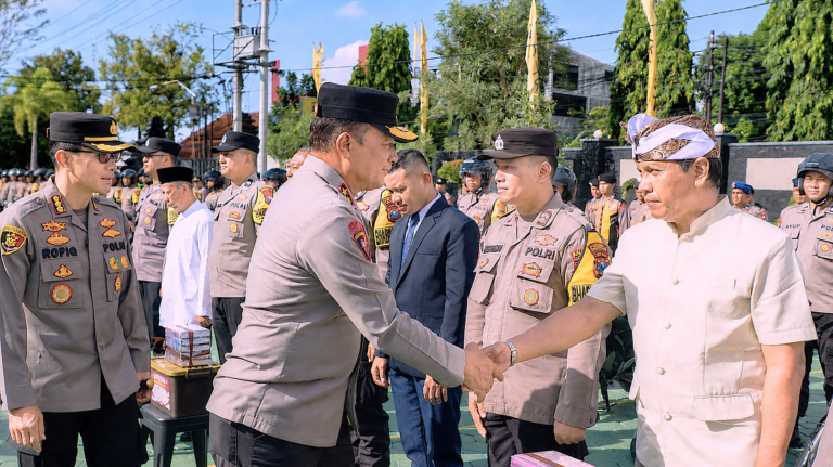 Sambut Hari Bhayangkara ke-80 Kapolda Jatim Bagikan 2.055 Kitab Suci