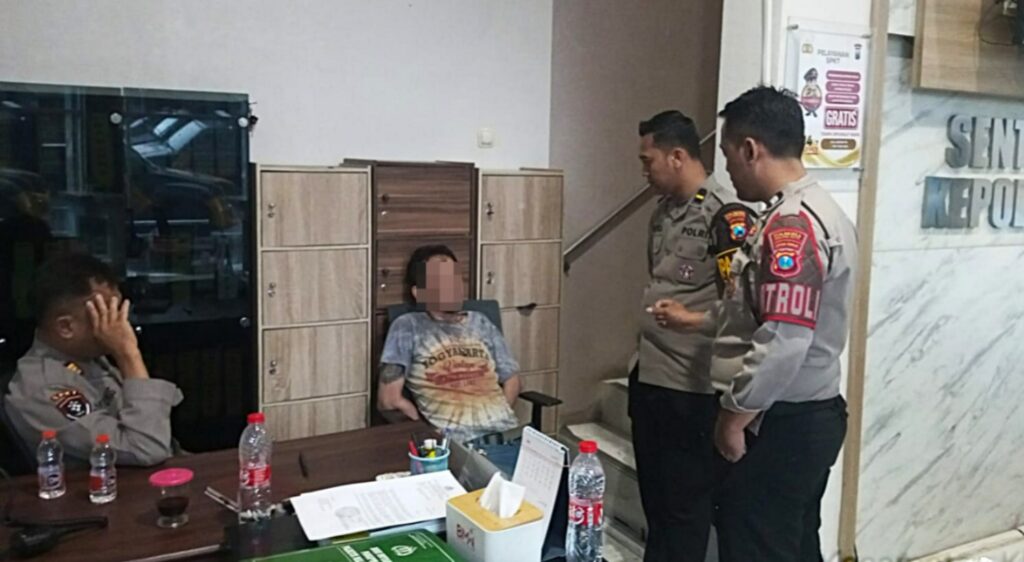 Respon Cepat Layanan 110 Polresta Malang Kota, Anggota Amankan Pria Ngamuk Lempar Kaca dan Genteng ke Jalan