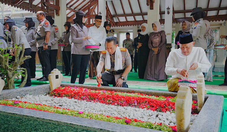 Jelang Hari Bhayangkara, Kapolri Ziarah ke Makam Gus Dur
