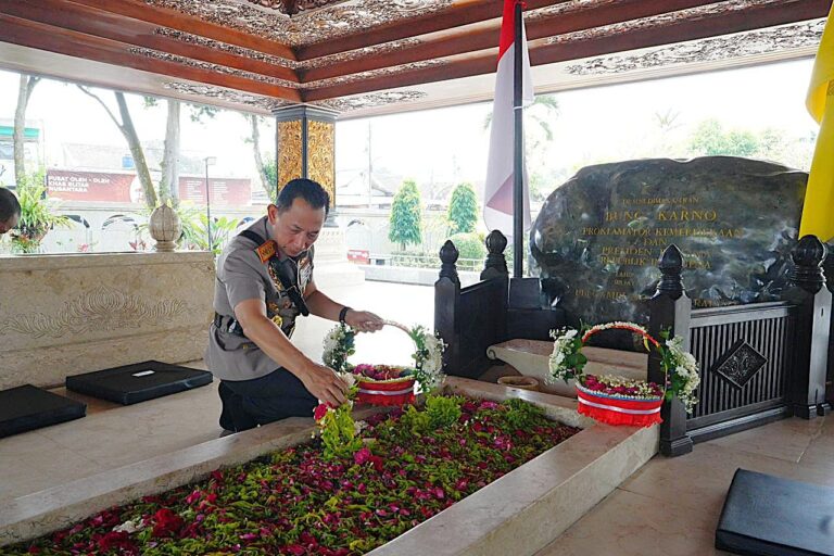 Ziarah ke Makam Soekarno, Kapolri: Menyerap Nilai Pemimpin Bangsa