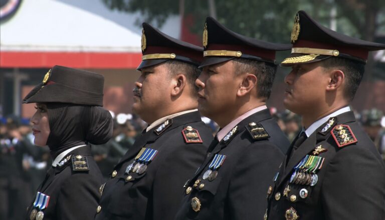Polwan Inspiratif: Kanit PPA Polresta Malang Kota Menerima Potongan Tumpeng Kehormatan dari Presiden RI di Hari Bhayangkara ke-80