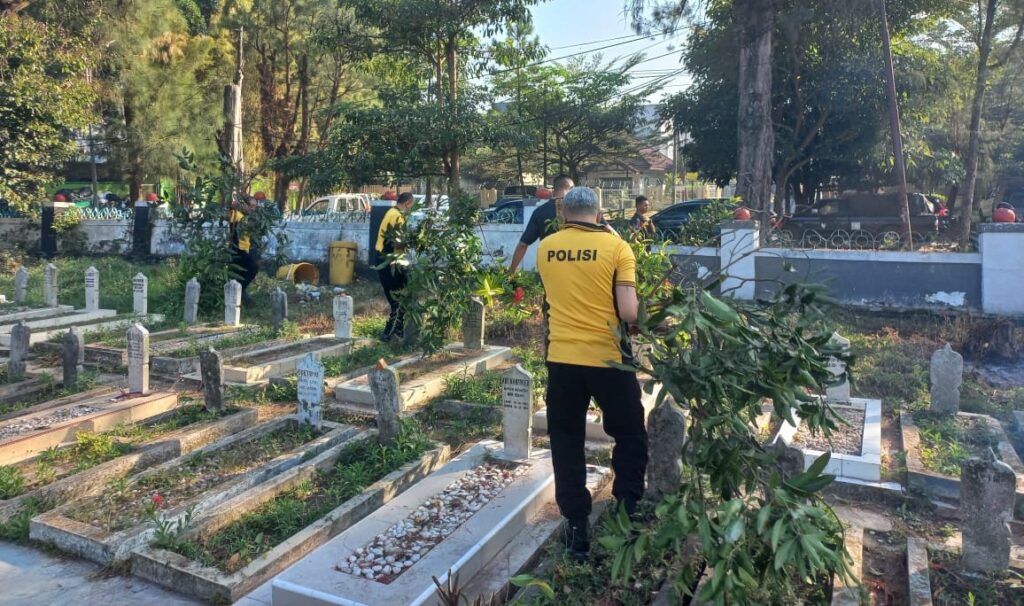 Jelang HUT ke-81 RI: Polresta Malang Kota Bersama TNI-DLH Karya Bhakti di TMP Suropati, Wujud Penghormatan kepada Pahlawan