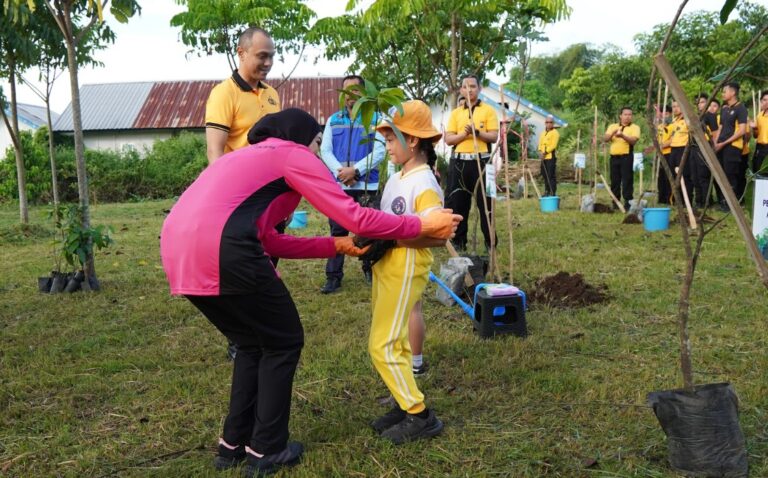 Polresta Malang Kota dan Bhayangkari Ajak Anak TK Cintai Lingkungan Lewat Aksi Tanam 250 Pohon