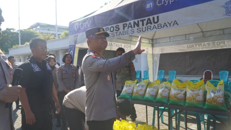 Polrestabes Surabaya Salurkan Paket Sembako untuk Warga di Hari Bhayangkara ke-80