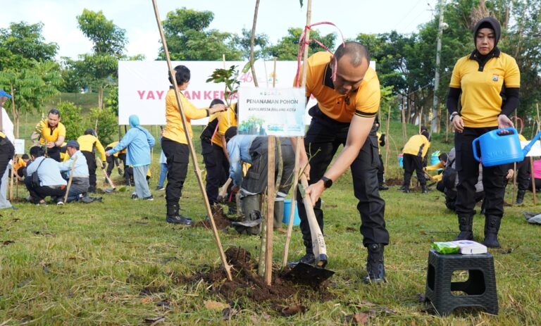 Polri Peduli Lingkungan: Jelang Hari Bhayangkara ke 80, Polresta Malang Kota Tanam 250 Pohon di TPA Supit Urang
